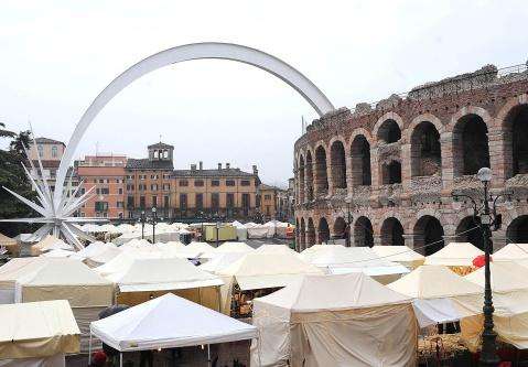 I Banchetti di Santa Lucia in Piazza Bra