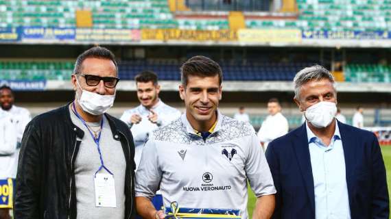 Miguel Veloso premiato nel pre partita di Verona-Bologna