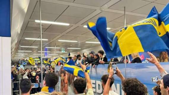 Il Verona è salvo! La festa dei tifosi gialloblù all'aeroporto - FOTO