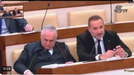 Lotito si addormenta in Senato mentre parla Setti, lo sveglia De Laurentiis