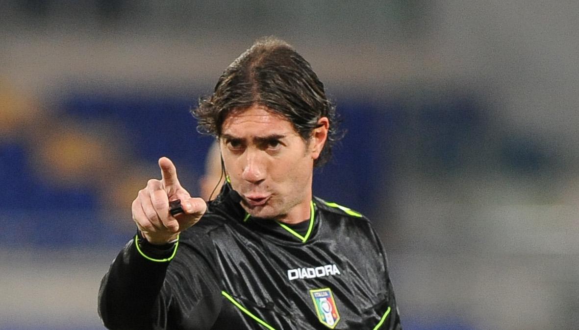 L'ex arbitro Bergonzi commenta il fallo di Bisseck su Giovane: "Rosso per grave fallo di gioco"