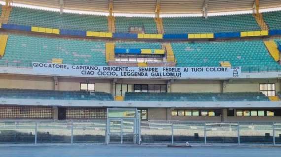 Emiliano Mascetti: striscione dei tifosi gialloblù nella Curva Sud del Bentegodi