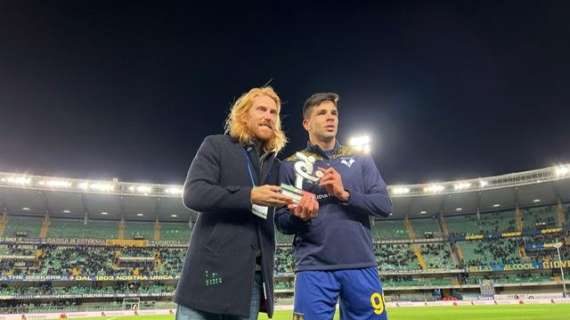 Giovanni Simeone riceve il premio di giocatore del mese di ottobre nel pre-partita di Verona-Cagliari