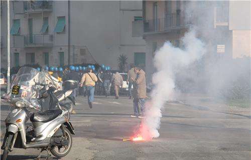 Livorno-Verona, scontri all'esterno fra Polizia e tifosi amaranto