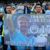 Il Manchester City celebra De Bruyne con mosaico e nome a una strada