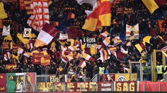 Volantini shock a Roma dei tifosi giallorossi: "Lazio, Napoli, Israele. Stessi colori, stesse bandiere. Merde"