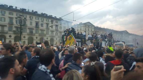 LIVE FOTO-VIDEO - Bagno di folla in Piazza Vittorio per i Campioni d'Italia (1)