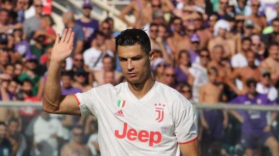 VIDEO - Cristiano Ronaldo palleggia nel centro di Torino