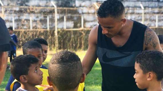 Danilo campione in campo e fuori: la sua Ong aiuta i bambini brasiliani più bisognosi. La storia di Joao (FOTO)