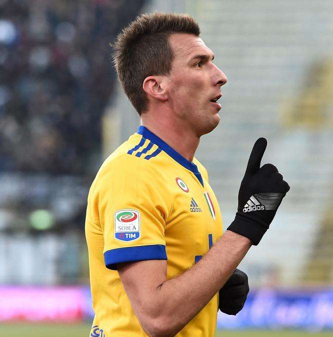 LIVE VINOVO - Defaticante per chi ha giocato ieri. Allenamento tecnico e con possesso palla per gli altri. Domani alle 12 parlerà Allegri. Mandzukic e Cuadrado hanno svolto parte della seduta con i compagni