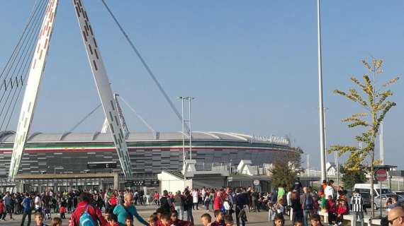 LIVE TJ - L'arrivo del pullman della Juventus, salutato da tanti bambini
