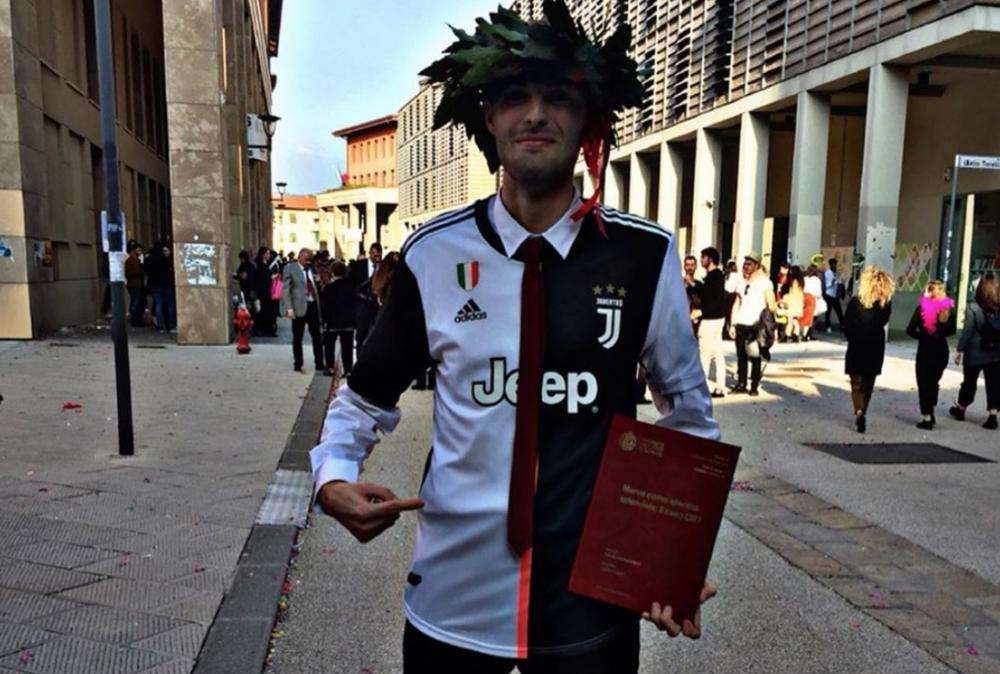 TJ - L'appello di Matteo, neolaureato a Firenze: "Cristiano, firmami la tesi!"
