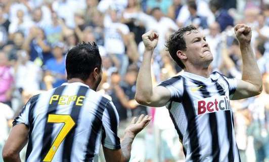 Lichtsteiner fa festa nello spogliatoio con i compagni
