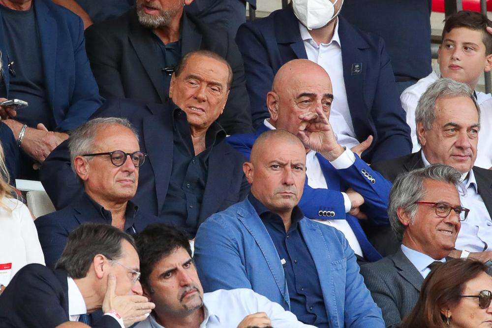 Berlusconi: "Arbitraggio scandaloso, loro erano in 12"