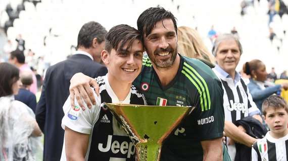 Buffon si ritira, l'omaggio di Dybala: "Mi hai aiutato a crescere e abbiamo vinto insieme, una persona bella dentro e fuori"