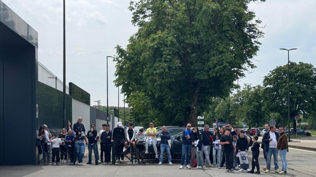 Tifosi presenti alla Continassa in attesa della squadra nonostante tutto (Foto)