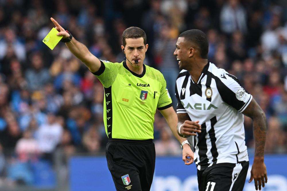 Calcio: arbitri in campo con un segno rosso antiviolenza