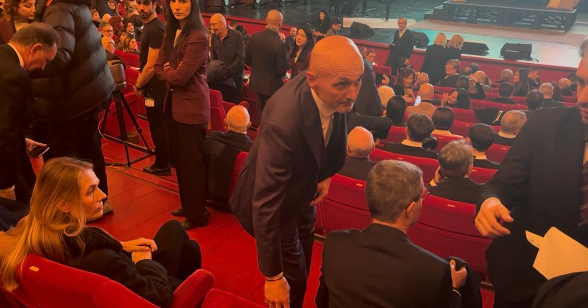 Spalletti presente alla serata dedicata a Vialli. Lungo abbraccio tra il tecnico della Juventus ed Elkann (Video)