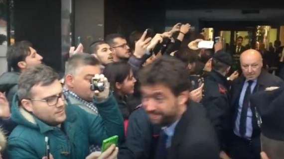 LIVE FIRENZE - Calda accoglienza per la Juventus all'aeroporto di Peretola. Anche il presidente Agnelli travolto dalla passione dei tifosi (FOTO-VIDEO)