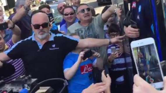 LIVE TJ - I tifosi azzurri caricano il Napoli prima della partenza allo Stadium (VIDEO)
