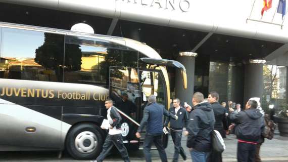 VIDAL E CHIELLINI SALGONO SUL PULLMAN (FOTO PIETRONIRO/MORO)