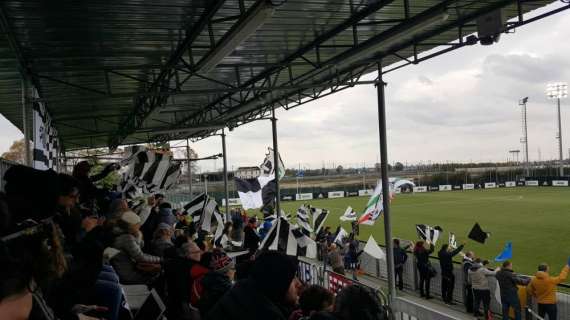 VIDEO - Le Juventus Women festeggiano sotto la tribuna
