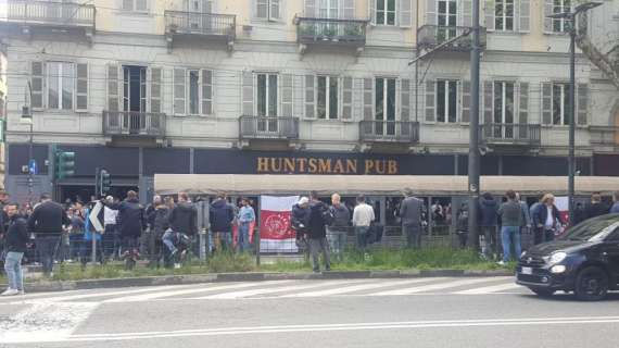 LIVE TJ - Aumentano i tifosi dell'Ajax all'esterno  dell'Huntsman pub. Ma situazione sotto controllo