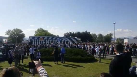 LIVE TJ - L'arrivo della Juventus all'Allianz Stadium tra cori e applausi