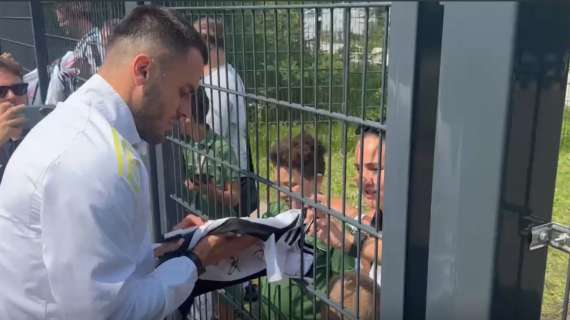 VIDEO TJ - Autografi con i tifosi per Kostic e Adzic
