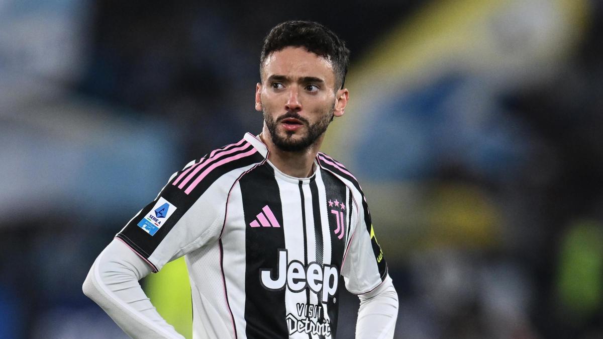 Tifosi della Juventus infuriati, respingono la squadra che è andata sotto la curva