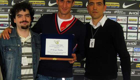 Serpico e Ufobianconero in posa con Giorgio Chiellini, al momento della premiazione