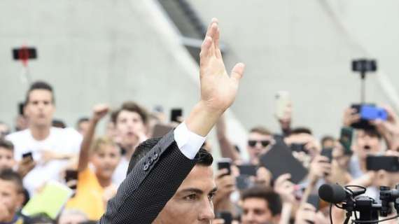 Bagno di folla alla Continassa: Cristiano Ronaldo si ferma con i tifosi per foto e autografi