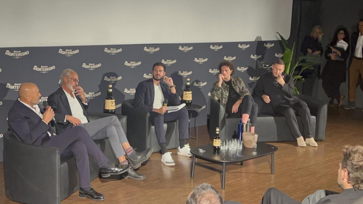 Siparietto Totti-Spalletti. L’ex giocatore della Roma al tecnico: “Oggi resta a Milano, è vicino a…”