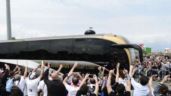 LIVE NAPOLI - Tensioni all'arrivo del pullman Juve: uova, fumogeni e cori. Interviene la polizia