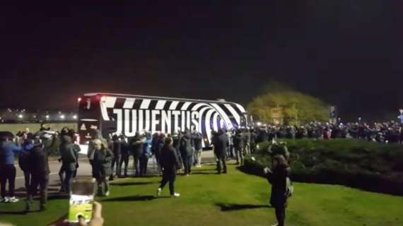 LIVE TJ - L'arrivo della Juventus all'Allianz Stadium. Tantissimi tifosi ad accoglierla (VIDEO)