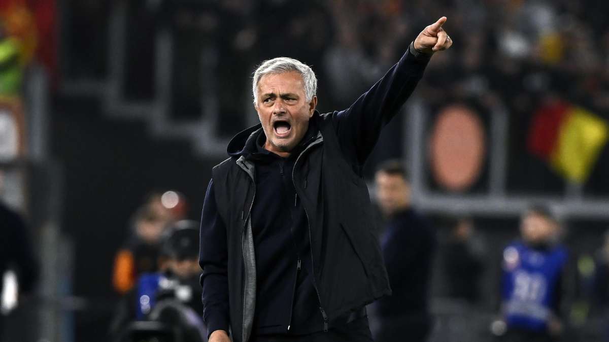 Mourinho su Sarri: "Con me è sempre molto simpatico, abbiamo scherzato"