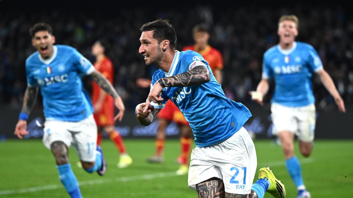 Napoli-Lecce 2-1. Gli azzurri la ribaltano grazie a Hojlund e Politano. Malore per Banda nel finale di gara. La classifica aggiornata 