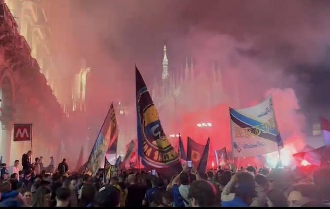 Scudetto Inter, i tifosi bruciano le maglie di Napoli e Milan