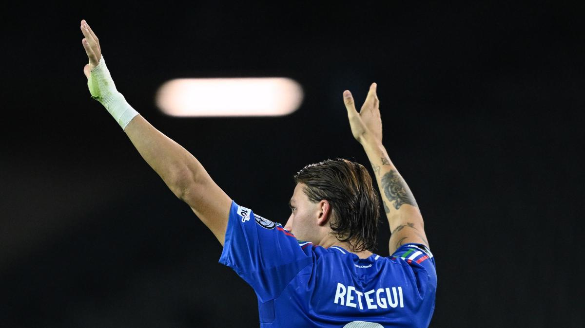 Retegui trascina gli Azzurri verso i playoff tra tensione e fischi