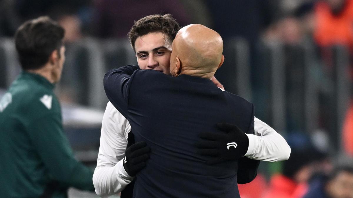 Vlahovic a bordocampo incoraggia la squadra 