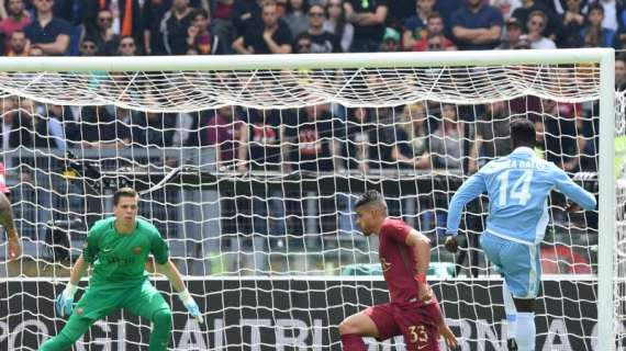 Clamoroso rigore farlocco assegnato alla Roma e penalty netto negato alla Lazio: all'Olimpico 1-1 al 45'