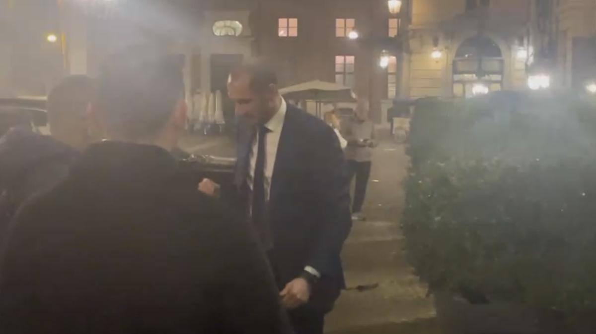 Cena Uefa tra le dirigenze di Juventus e Galatasaray. Chiellini firma autografi prima di entrare al ristorante (Video)
