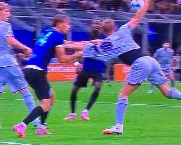 Lacrime nerazzurre sui giornali e in tv, ma sul web impazza Buksa "spogliato" da Pio Esposito