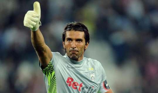 BUFFON al tavolo del campionato: "Scudetto? Sei fiches sul Milan e una sulla Juve"