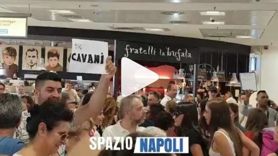 Cavani sbarca a Napoli con De Laurentiis. Una folla di tifosi ad accoglierli! (VIDEO)