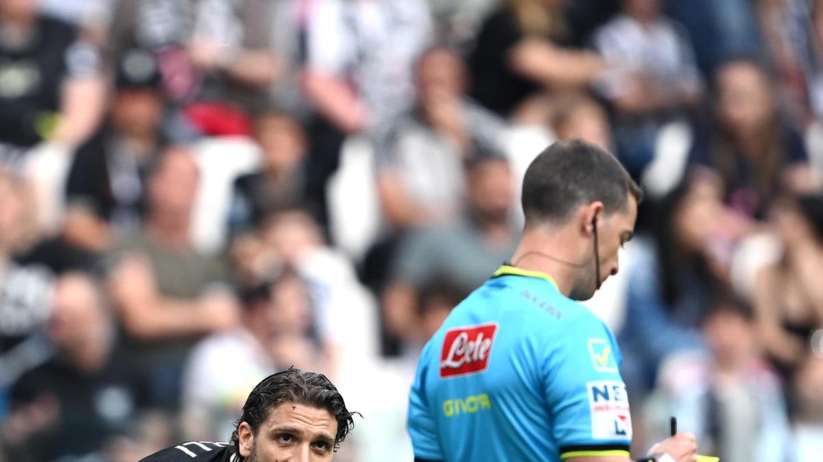 Locatelli multato dal Giudice Sportivo per simulazione, sui social esplode la rabbia dei tifosi bianconeri 