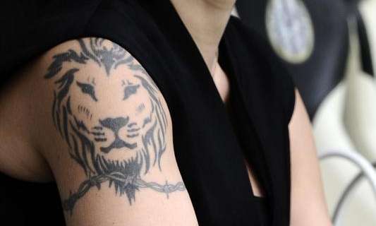 FOTONOTIZIA - A Siena tatuaggio choc per Valentina Mezzaroma