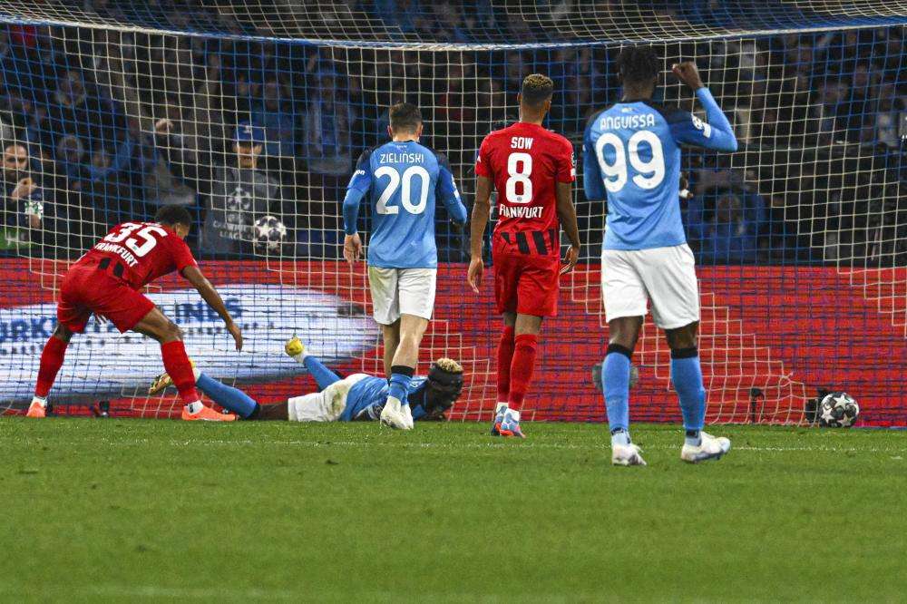 Champions: 3-0 all'Eintracht, il Napoli ai quarti
