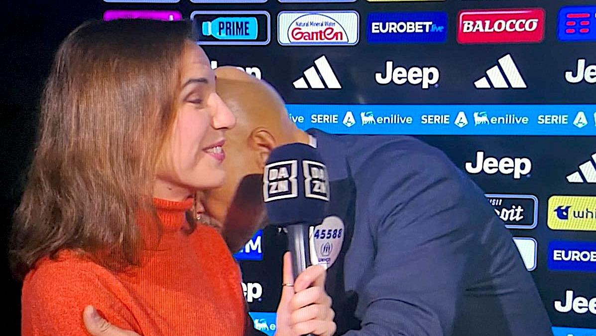 Fallo da rigore su Cabal? Siparietto Spalletti-Zille su DAZN: il tecnico dà un bacio sulla spalla alla giornalista