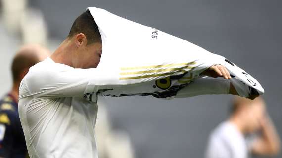 Juve, Ronaldo infuriato: lancia la maglia a terra e lascia il campo (FOTO)